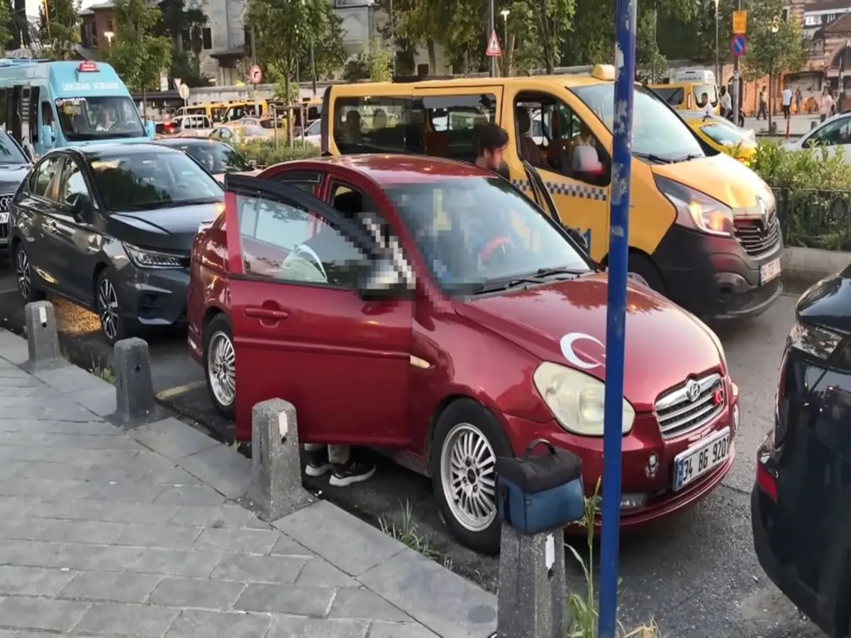 ÜSKÜDAR’DA PARK HALİNDEKİ OTOMOBİLDE HAREKETSİZ BULUNDU