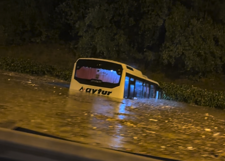 SAĞANAK DEHŞETİ: DERELER TAŞTI, YOLLAR GÖLE DÖNDÜ! 14 YAŞINDAKİ ÇOCUK HAYATINI KAYBETTİ!
